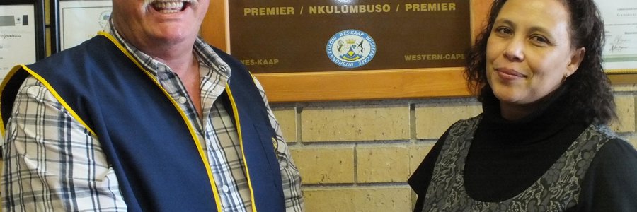 Links oorhandig Boats van Staden van Gansbaai Lionsklub â€˜n tjek ten bedrae van R1,500 aan Gansbaai Academia se Adjunkhoof, Carien Fortuin